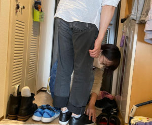 玄関で靴の点検をしている。靴の大きさが足と合っているか、紐の結び方のレクチャーもしている。